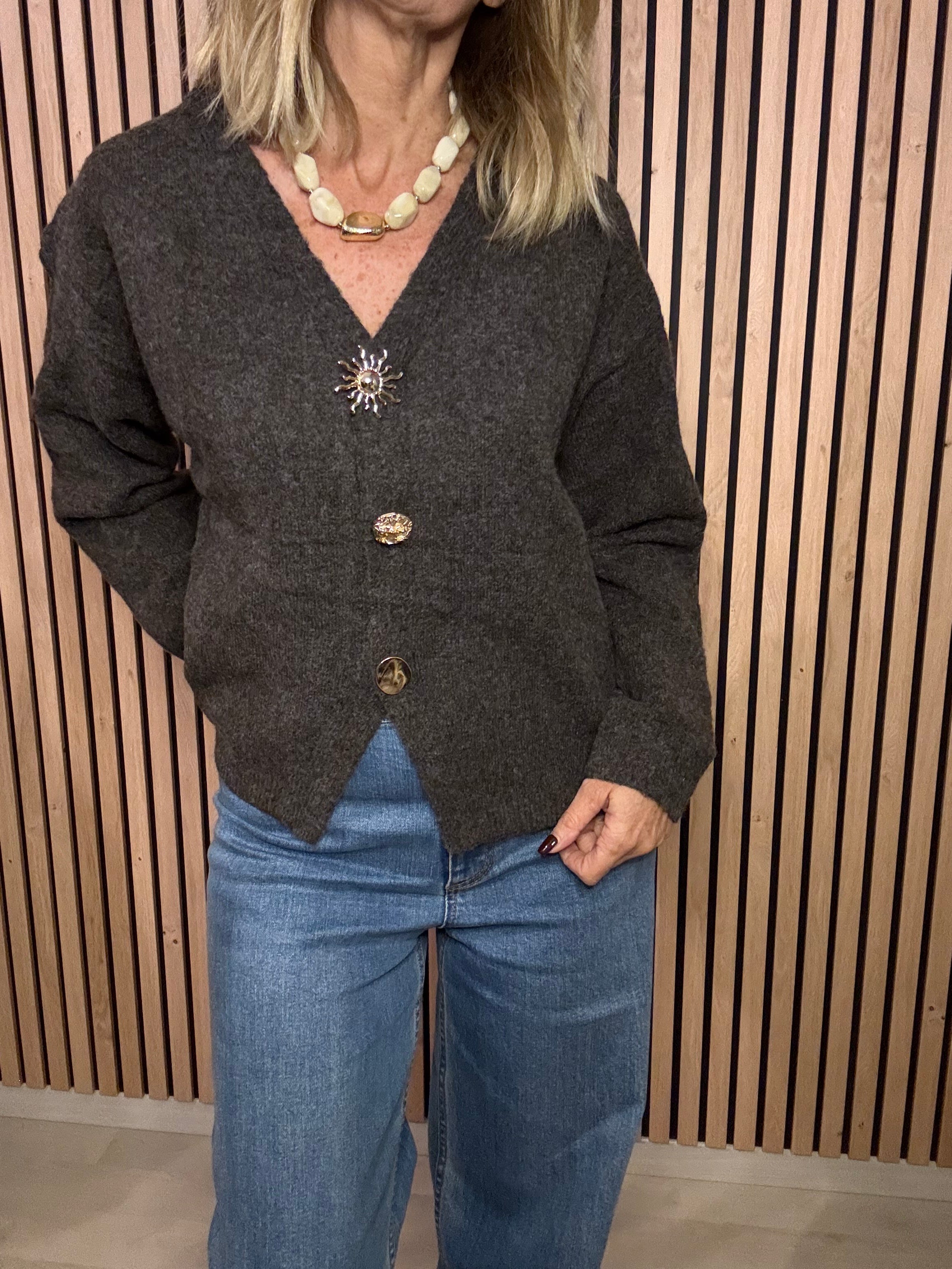 Cardigan laine 1 broche et 2 boutons dorés