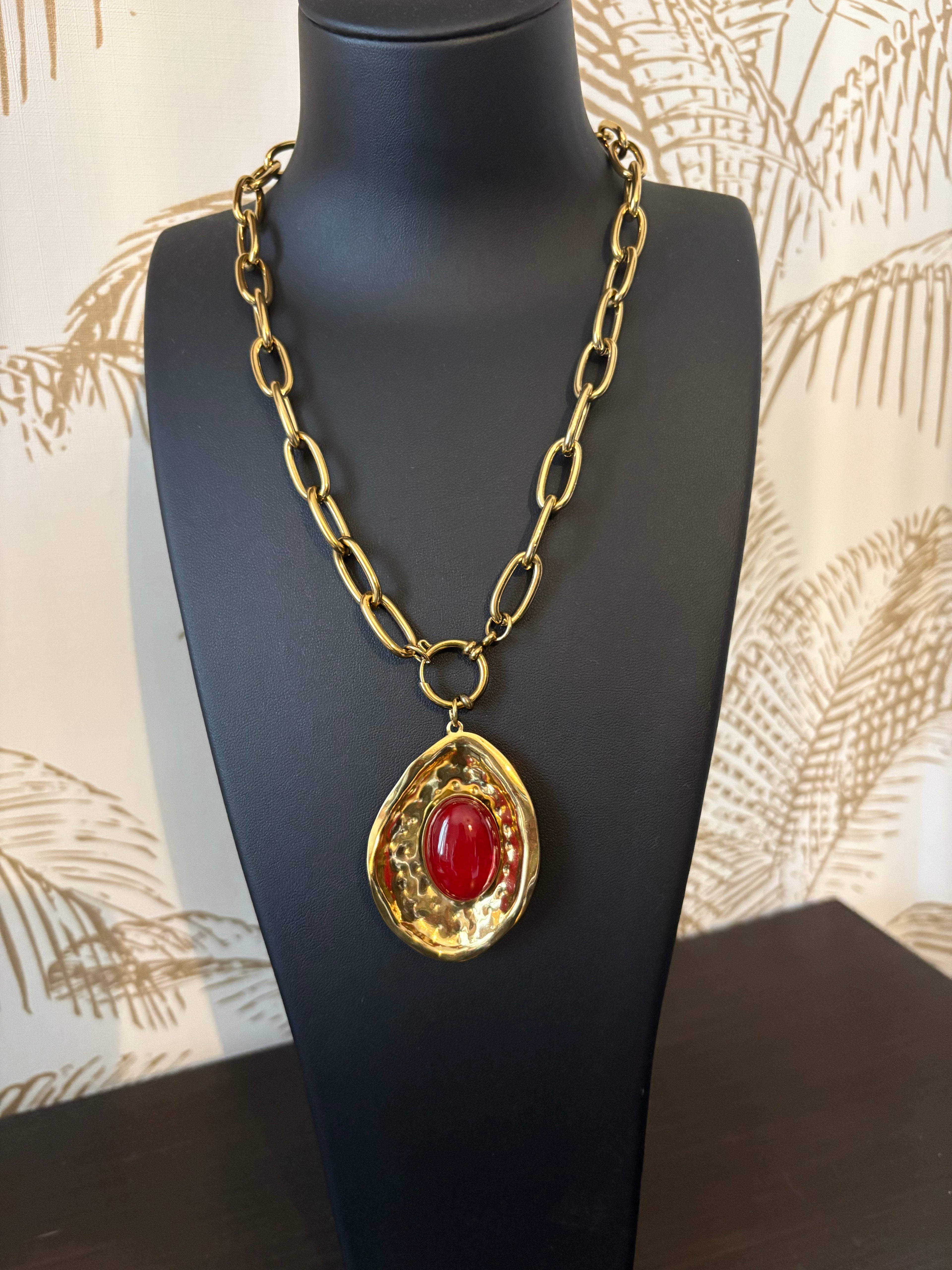 Collier fantaisie doré avec médaillon