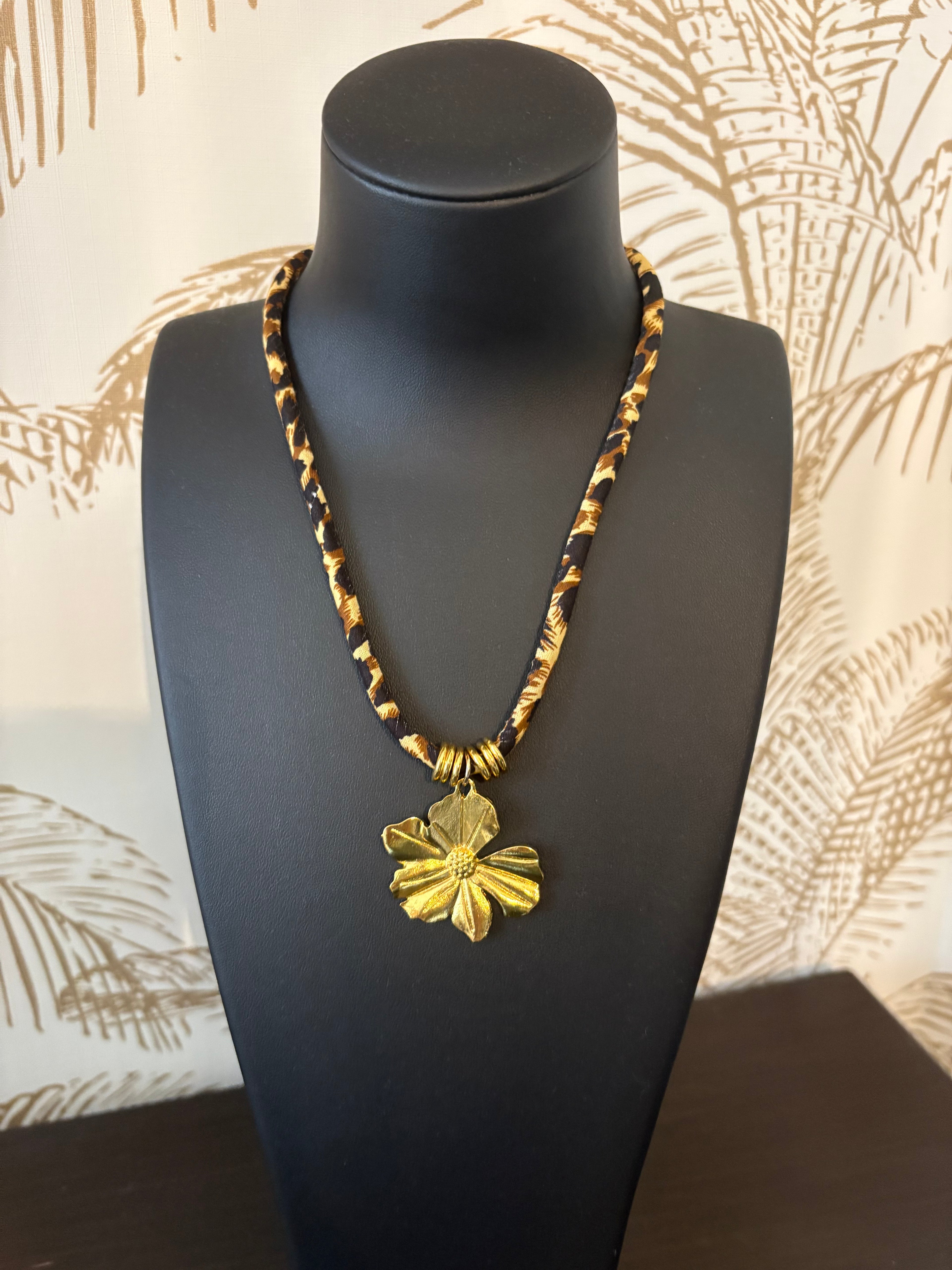Collier pendentif fleur